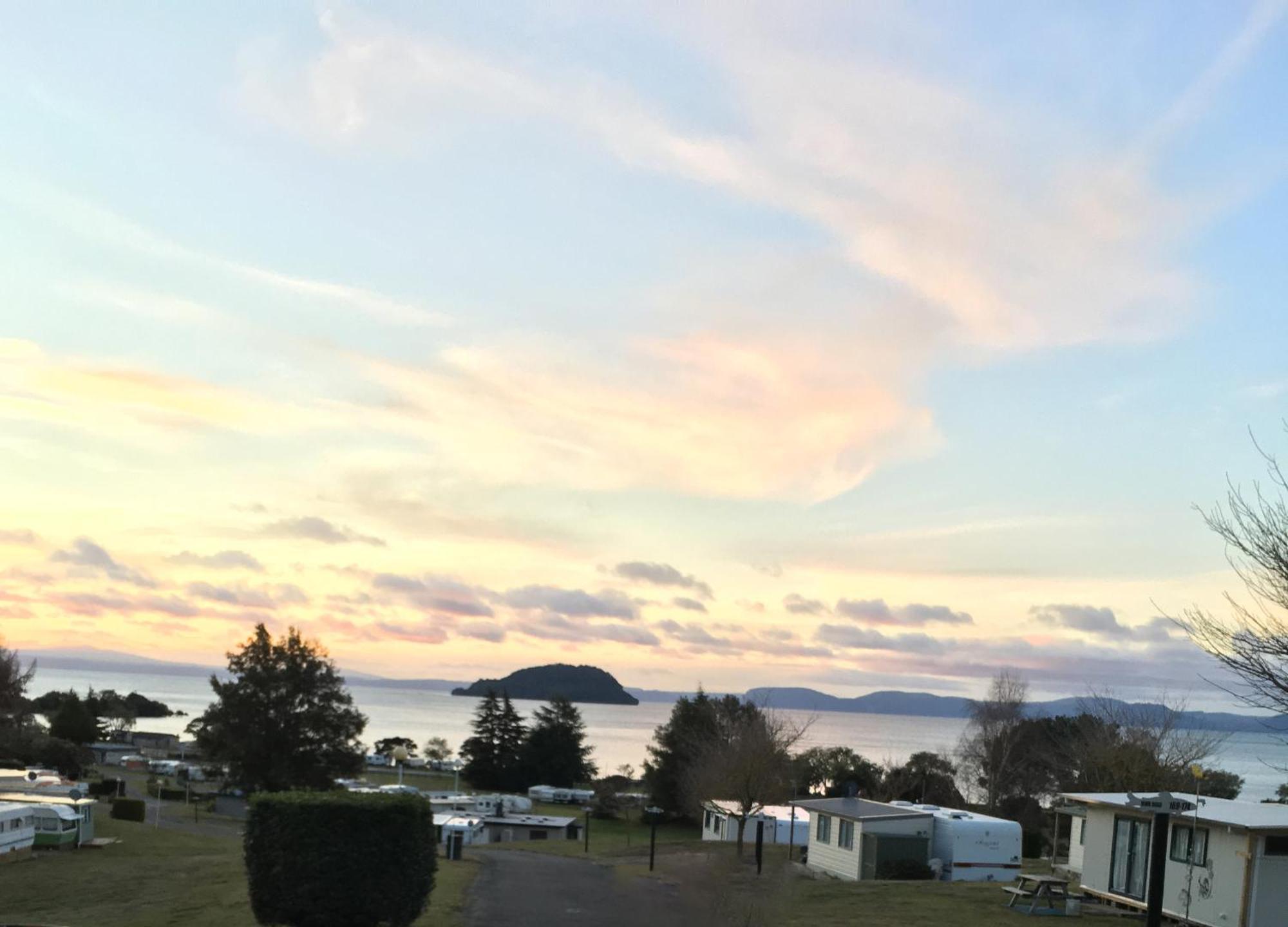 Motutere Bay Top 10 Holiday Park Turangi Exterior photo